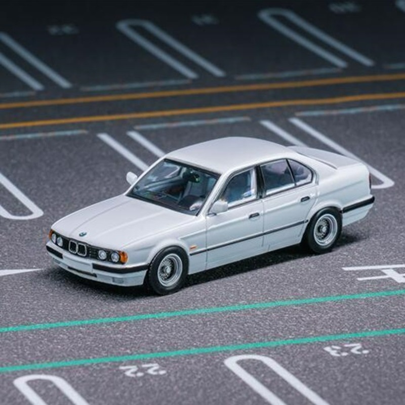 오토모듬 DCM 1:64 BMW 5시리즈 (E34) - 화이트